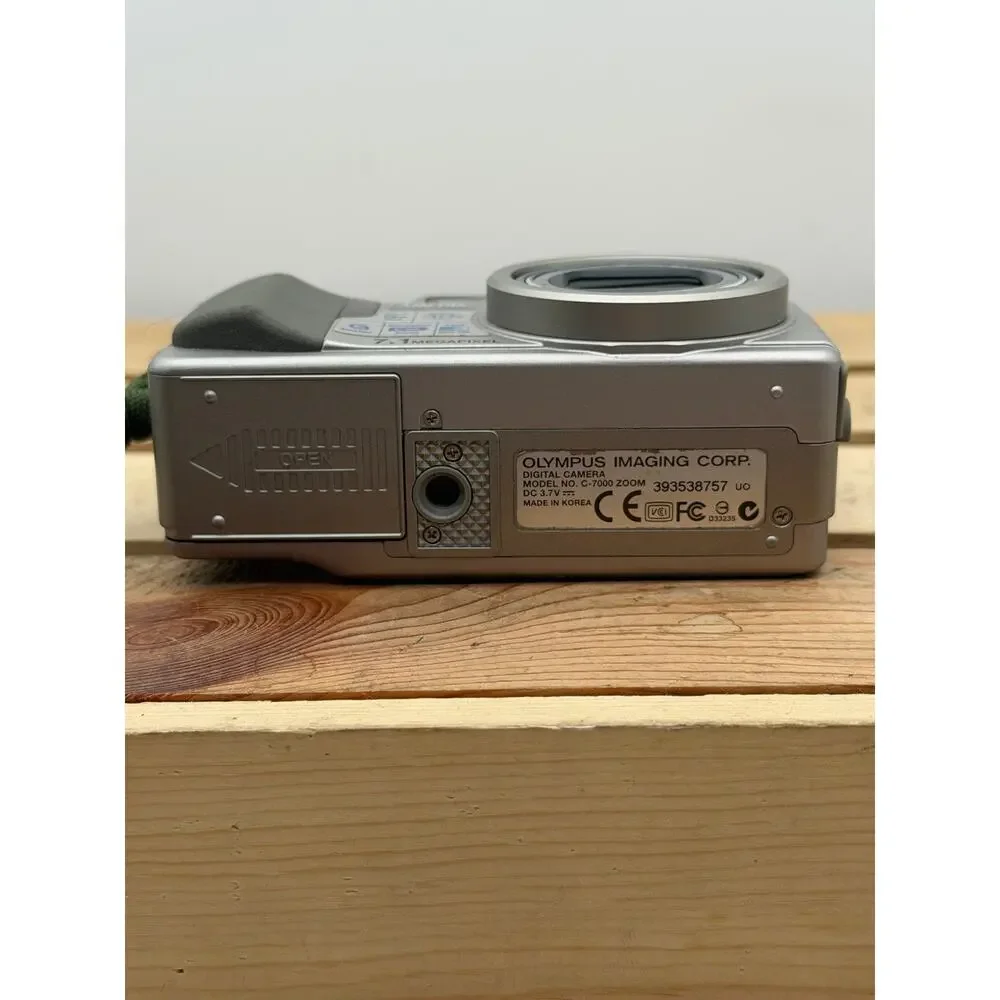 Olympus Camedia C-7000 Zoom 7.1MP Digital Camera w/ Battery, Lowepro Case, Strap